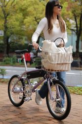 女性がGLISSEを押して歩道を歩く