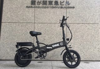黒い折りたたみ電動自転車
