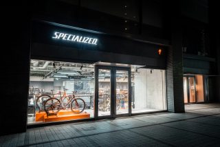 夜間にライトアップされたSPECIALIZEDの自転車店