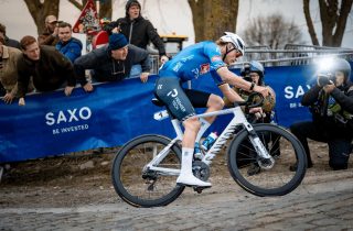 石畳の道を力走するサイクリスト