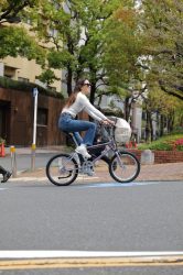女性がGLISSEに乗ってサイクリング