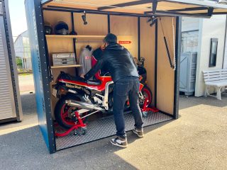 ガレージ内でバイクを眺める男性