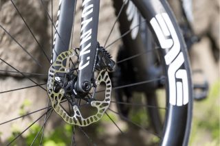 高性能ロードバイクのフロントホイールとディスクブレーキシステム