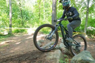 E-MTBでオフロードを走行するライダー