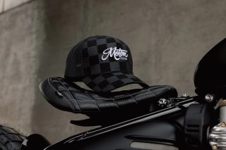 キャップとバイクのシート