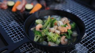 BBQグリルで調理中の海鮮アヒージョ