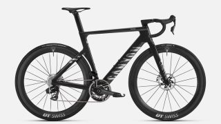 白い背景に置かれた黒いCANYON製エアロロードバイクの全体像です。DT SWISSのホイールを装備し、高性能なサイクリングを想起させます。