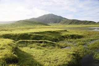 草原と山