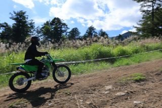 オフロードバイクに乗るライダー