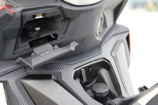 SR GT 200 SPORT USBポート