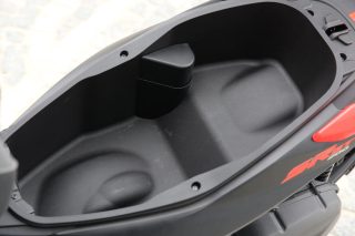 SR GT 200 SPORT シート下収納