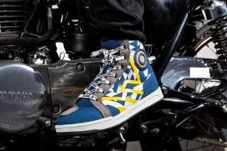 バイクに乗っている足元