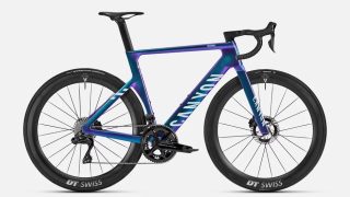 鮮やかなグラデーションカラーが特徴的なCanyon Aeroadロードバイクです。高性能なDT SWISSホイールとDURA-ACEコンポーネントを装備しており、レースや高速走行に適したエアロデザインが印象的です。