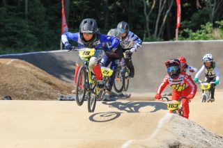 ジャンプする複数の選手