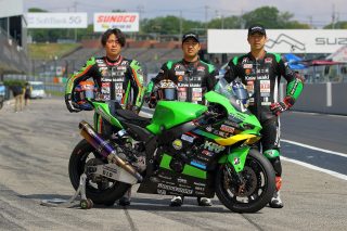 カワサキ製レーシングバイクとライダーたち