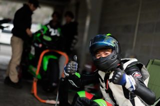 サムズアップするライダー