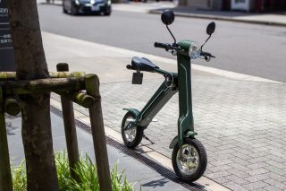 歩道に停められた緑色の電動スクーター