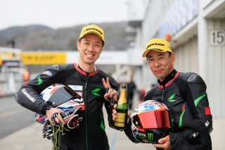 笑顔を見せる2人のレーサー