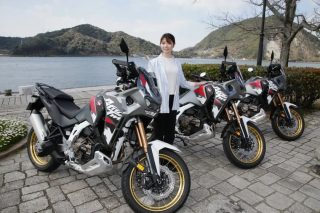 女性とホンダ アフリカツイン