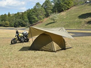 バイクとタープ