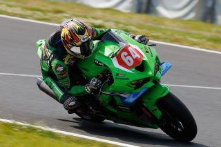 サーキットを高速で駆け抜けるカワサキNinja ZX-10R