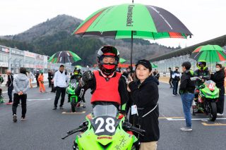 カワサキの傘を持つレーサー
