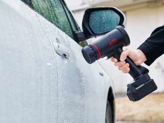 洗車中のコードレスブロワー