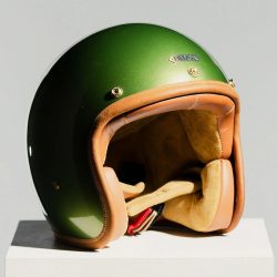 深い緑色の光沢があるクラシックなモーターサイクルヘルメット