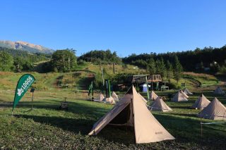 テントが並ぶキャンプ場