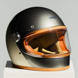 ダークグレーとベージュのツートンカラーが特徴的なHEDON製フルフェイスヘルメット
