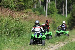 クワッドバイクに乗るライダーたち