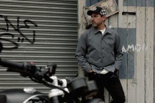 キャップとジャケットを着用した男性