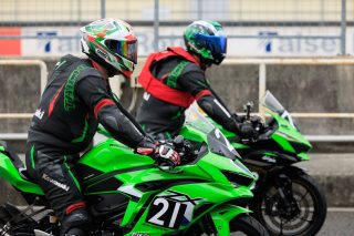 2人のライダーがカワサキのスポーツバイクで走行