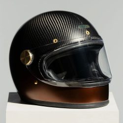 カーボンファイバーとメタリックブラウンを組み合わせたスタイリッシュなバイク用ヘルメット