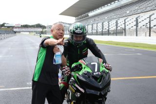 チームスタッフから指示を受けるライダー
