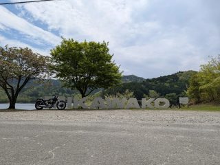 バイクと湖畔