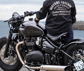 海辺でバイクにまたがるライダー