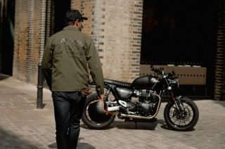 MOTONE CUSTOMSのジャケットを着用した男性