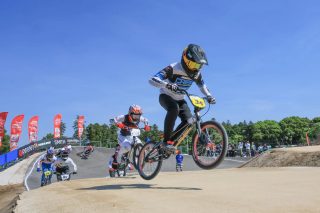 ジャンプする選手