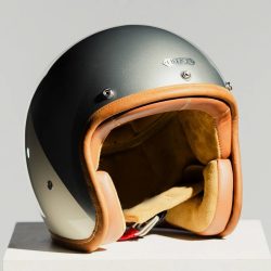 ダークグレーとライトグレーのツートンカラーで、ブラウンのレザーがあしらわれたレトロデザインのバイク用ヘルメット