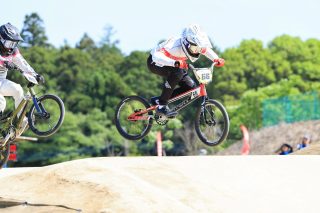 ジャンプする二人組の選手