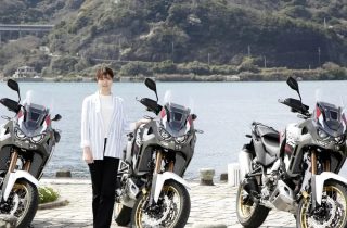女性とホンダ アフリカツイン