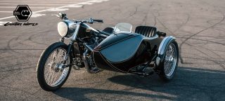アスファルトの路面に停められた、黒とクロームの美しいクラシックなカスタムバイクとサイドカー