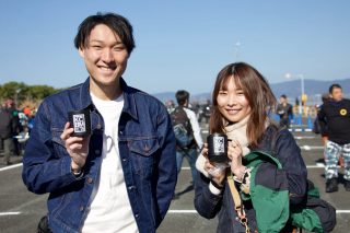 笑顔でコーヒーカップを持つカップル