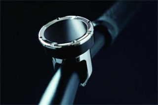 金属製のリング型デバイス
