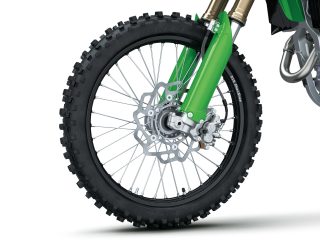緑色のオフロードバイクのフロントホイール部分