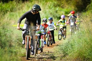 マウンテンバイクに乗る大人と子供たち