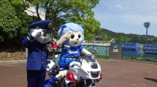 警察官とマスコットキャラクター
