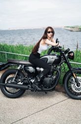 ダレノガレ明美さんとTriumph Bonneville T120 Black