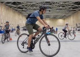 自転車に乗る人々